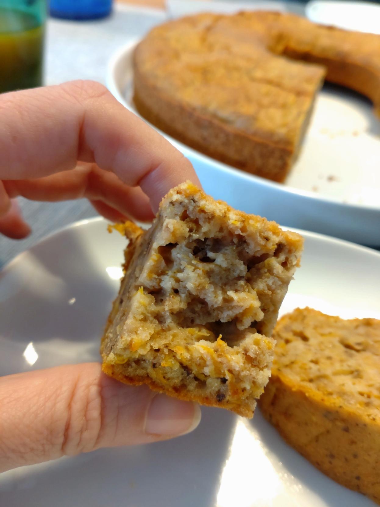 Mi mano sosteniendo un trocito