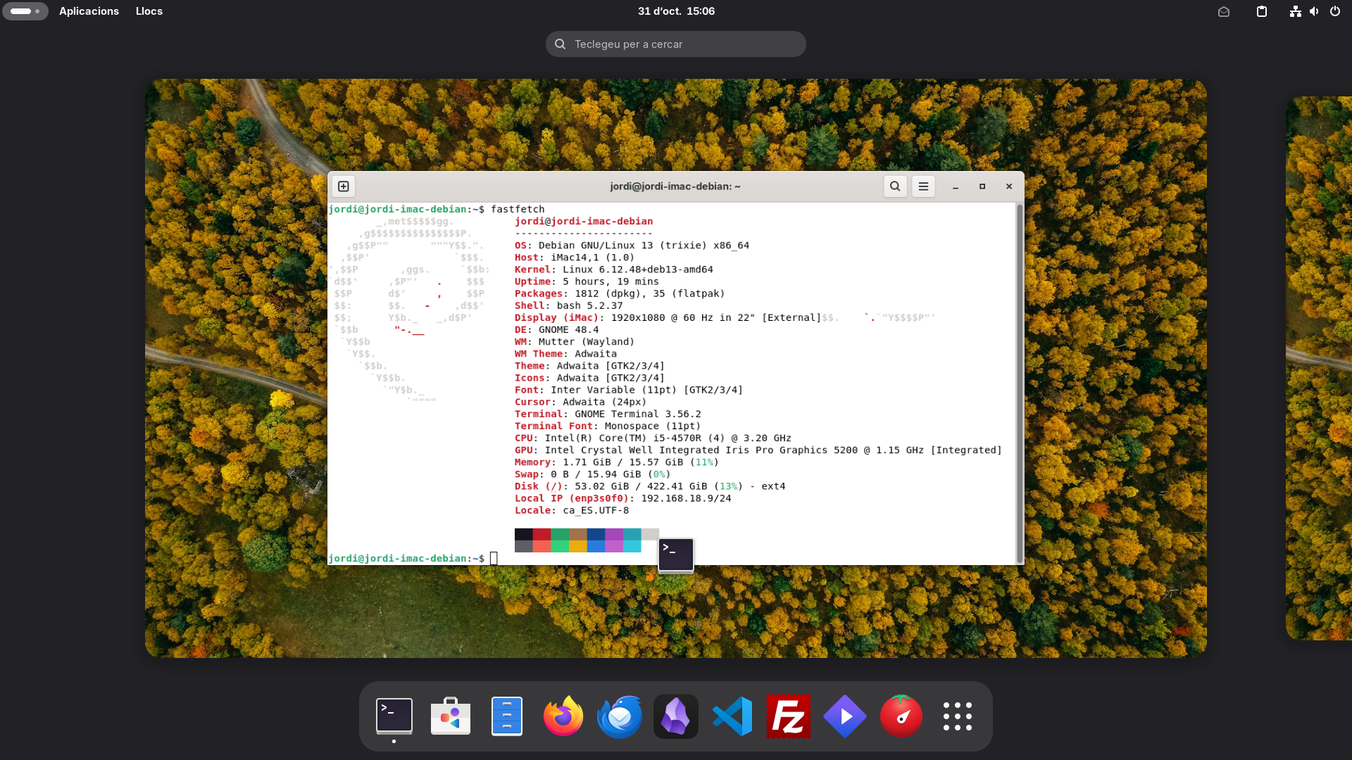 Captura de pantalla d'un escriptori GNOME amb la terminal oberta amb Fastfetch. És Debian 13 instal·lat en un iMac de 2014.