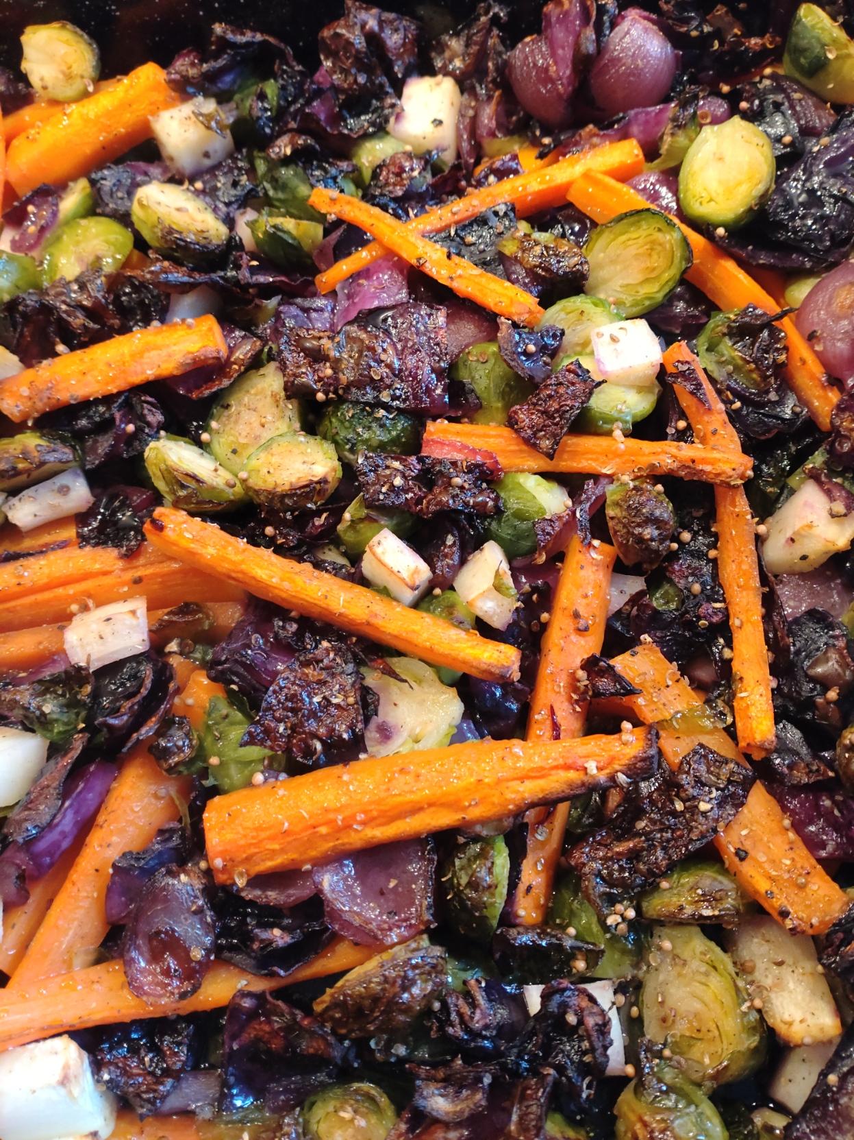 Una fuente con la verdura, de fuertes colores: verde, naranja, morado...