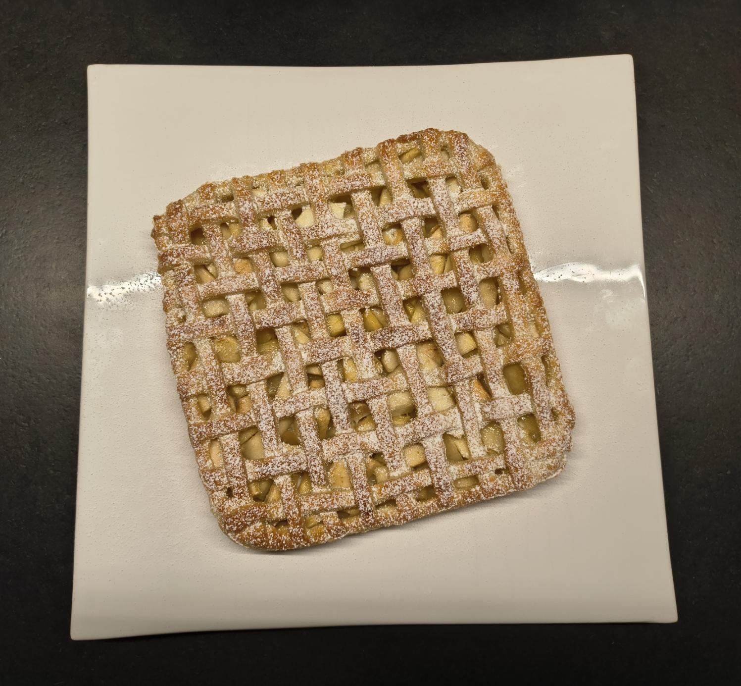 Esta cesta es cuadrada y con rejilla.