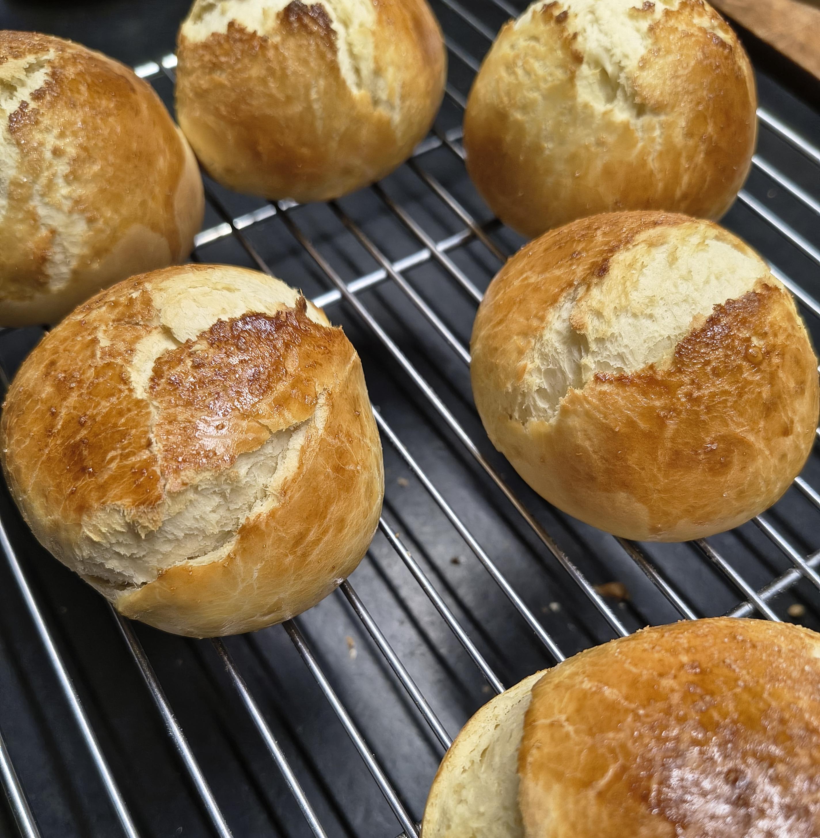 Los bollitos, bien doraditos, enfriándose.