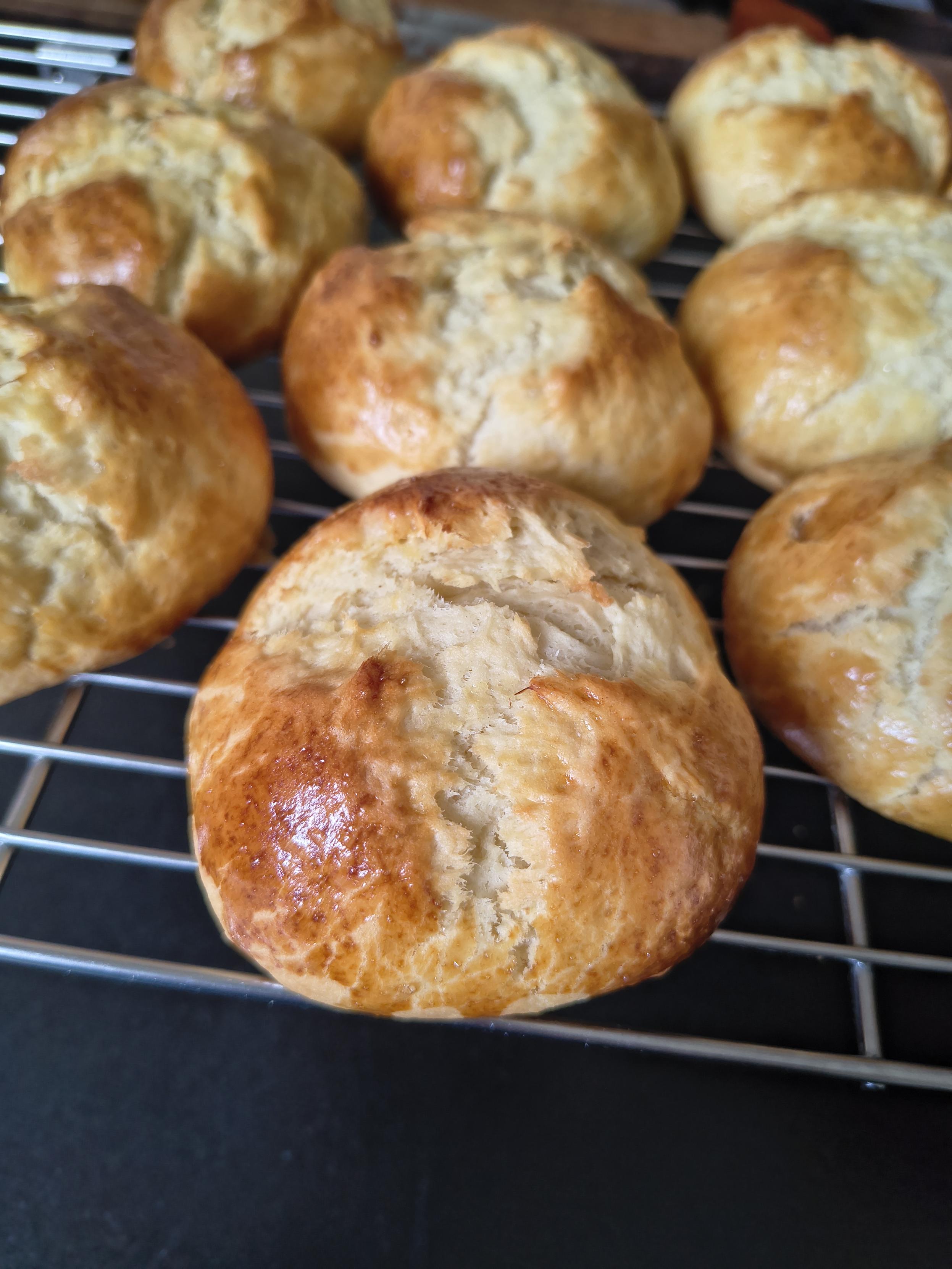 Las Osterpinze enfriándose. Son bollitos redondos y dorados