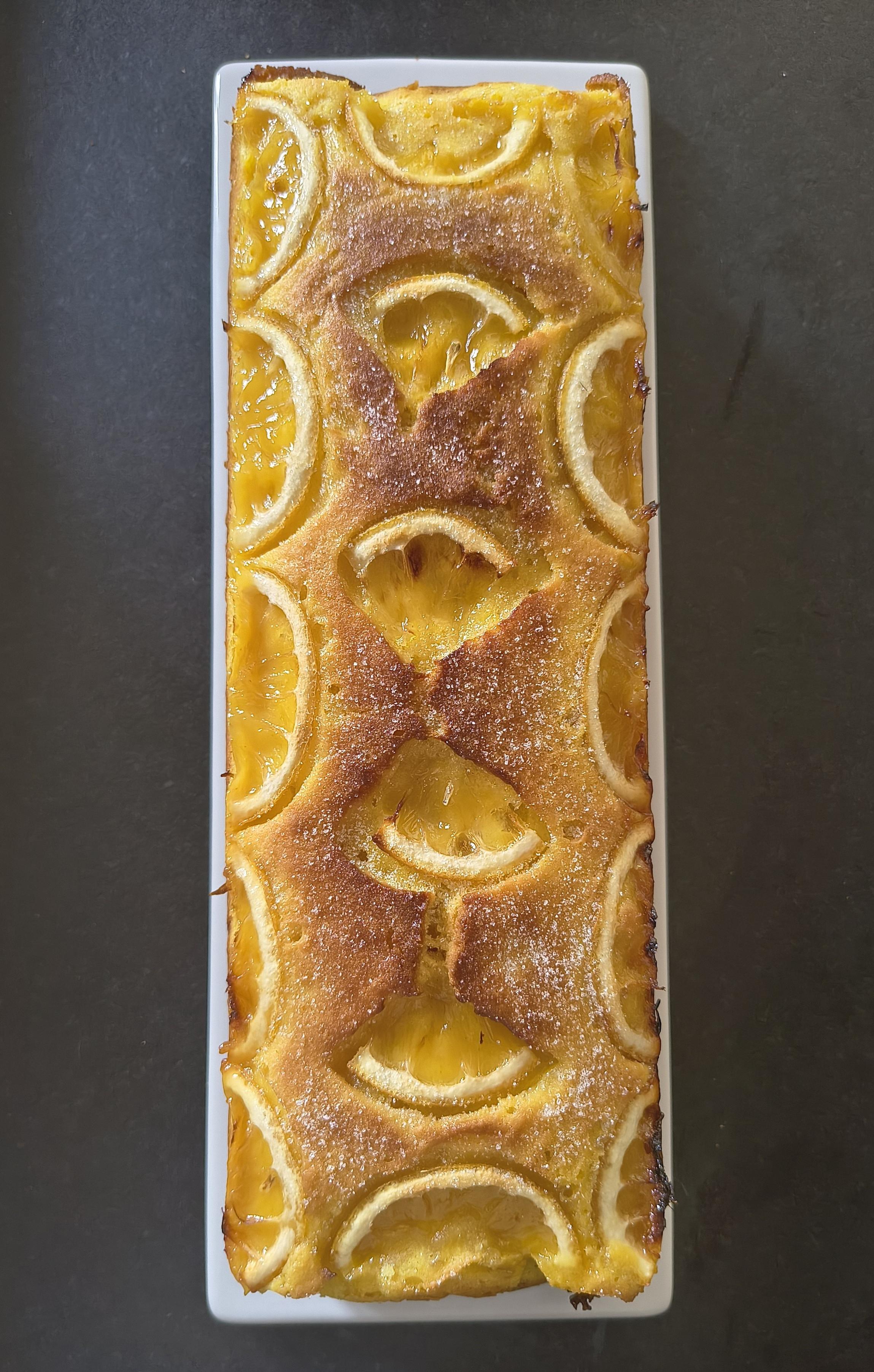 El bizcocho ya en un plato alargado, fotografiado cenitalmente.