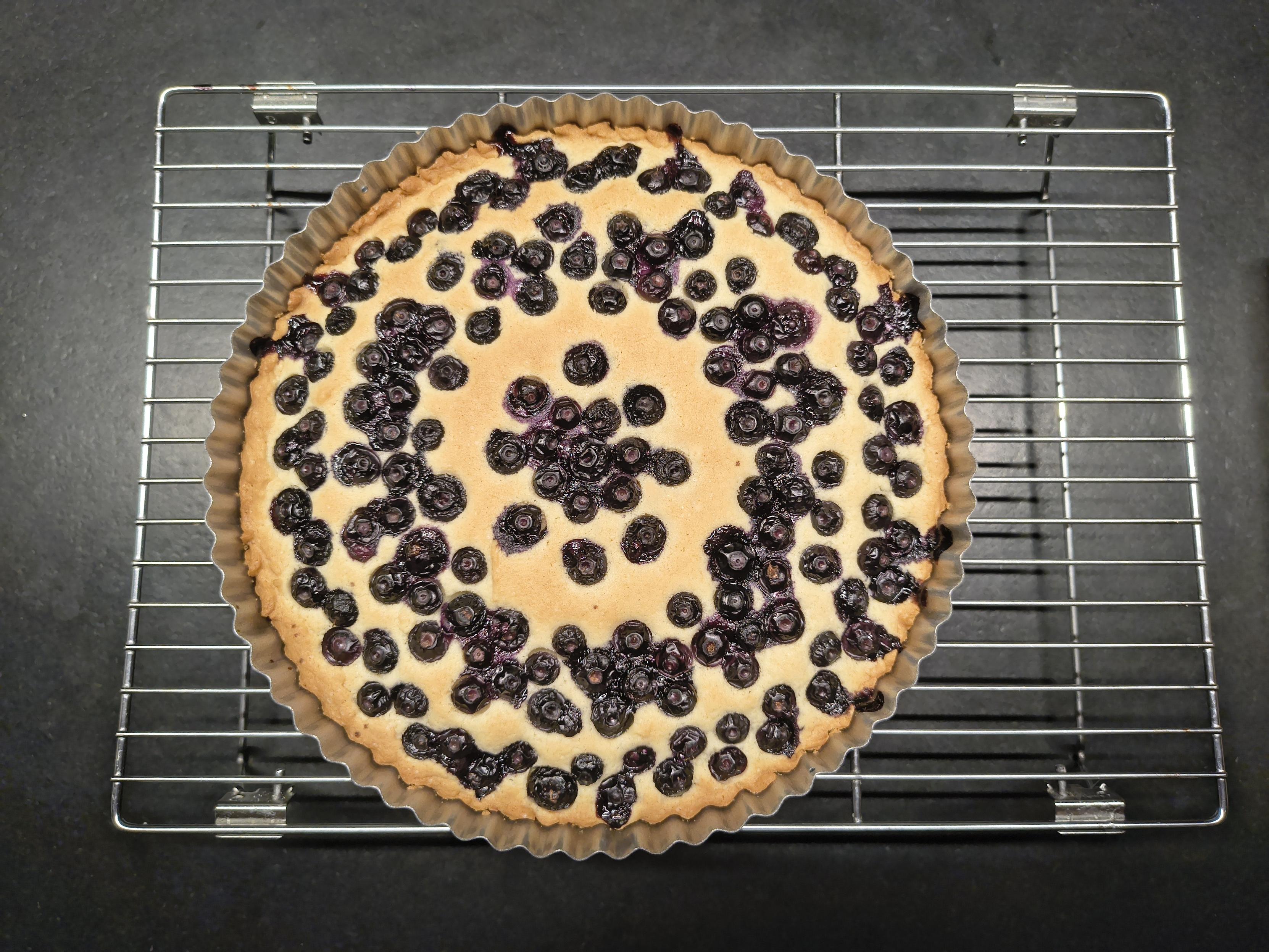 La tarta sobre una rejilla, enfriándose
