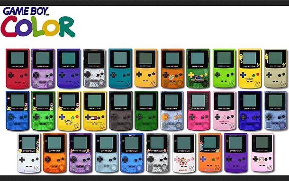Foto de 32 modelos de Game Boy Color de distintos colores: rojo, morado, verde, naranja, amarillo, azul, rosa... Con modelos opacos, transparentes, con color sólido, decorados con personajes...